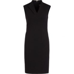 Sukienka koktajlowa DKNY DD9G1777. Czarne sukienki damskie DKNY, bez wzorów, z elastanu, wizytowe, bez kołnierzyka, bez rękawów. W wyprzedaży za 369,00 zł.