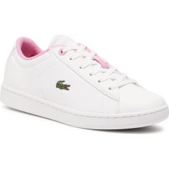 Sneakersy LACOSTE - Carnaby Evo 0120 2 Suj 7-40SUJ00021Y9 Wht/Lt Pink. Białe półbuty damskie Lacoste, na co dzień, bez wzorów, ze skóry ekologicznej, bez obcasa, na płaskiej podeszwie, bez zapięcia. Za 319,00 zł.