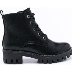 Tamaris - Botki. Czarne buty zimowe damskie Tamaris, z materiału, z okrągłym noskiem, na sznurówki. W wyprzedaży za 129,90 zł.