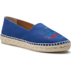 Espadryle KENZO - F952ES180F70 Bleu France 74. Niebieskie espadryle damskie Kenzo, bez wzorów, z tworzywa sztucznego, bez obcasa, na płaskiej podeszwie. W wyprzedaży za 449,00 zł.