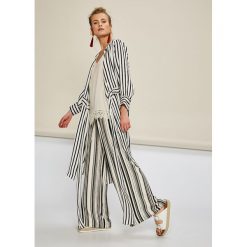 Answear - Koszula Stripes Vibes. Szare bluzki damskie ANSWEAR, s, w paski, z poliesteru, casualowe, bez kołnierzyka, z długim rękawem. W wyprzedaży za 59,90 zł.