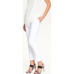 SPODNIE DŁUGIE DAMSKIE. Białe spodnie damskie Top Secret, bez wzorów, z bawełny, eleganckie, długie. W wyprzedaży za 54,99 zł.
