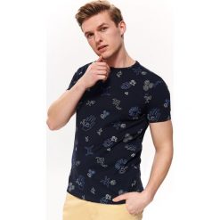T-shirt we wzór. Niebieskie t-shirty męskie Top Secret, na lato, xl, z nadrukiem, z bawełny, bez kołnierzyka, krótkie. W wyprzedaży za 24,99 zł.