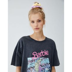 Koszulka Barbie z nadrukiem z przodu. Szare t-shirty damskie marki Pull&Bear, z nadrukiem. Za 59,90 zł.