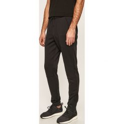 Under Armour - Spodnie. Czarne spodnie męskie Under Armour, s, bez wzorów, z poliesteru. W wyprzedaży za 199,90 zł.