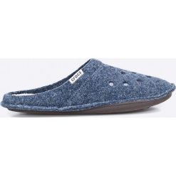 Crocs - Kapcie. Niebieskie kapcie męskie Crocs, bez wzorów, z materiału. W wyprzedaży za 99,90 zł.
