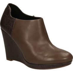 BOTKI CLARKS 2610096. Brązowe botki damskie marki Clarks, bez obcasa, bez zapięcia. Za 219,99 zł.
