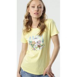 Żółty T-shirt Caliroesis. Żółte bluzki damskie Born2be, s, z nadrukiem, z okrągłym kołnierzem, z krótkim rękawem. Za 49,99 zł.