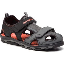 Sandały NEW BALANCE - K2005BON Black/Orange. Czarne sandały chłopięce New Balance, ze skóry ekologicznej, bez zapięcia. W wyprzedaży za 129,00 zł.