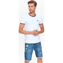 T-SHIRT MĘSKI Z KONTRASTOWYMI LAMÓWKAMI. Szare t-shirty męskie Top Secret, na jesień, m, z bawełny, z kontrastowym kołnierzykiem. Za 19,99 zł.
