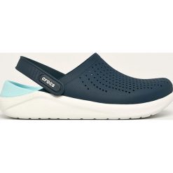 Crocs - Klapki. Niebieskie klapki damskie Crocs, bez wzorów, z gumy, bez obcasa, na obcasie. Za 239,90 zł.