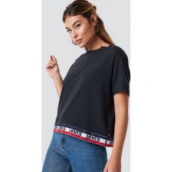 Levi's T-shirt Graphic JV Tape - Blue. Niebieskie t-shirty damskie marki Levi's®, s, bez wzorów, z materiału, z okrągłym kołnierzem. W wyprzedaży za 70,97 zł.