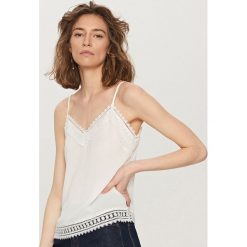 Top z koronkowa lamówka - Kremowy. Białe topy damskie Reserved, s, bez wzorów, z koronki, bez kołnierzyka. Za 59,99 zł.