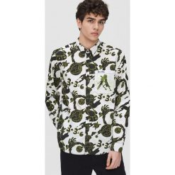 Koszula Rick and Morty - Biały. Białe koszule męskie Cropp, s, bez wzorów, bez kołnierzyka, bez rękawów. W wyprzedaży za 63,99 zł.