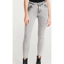 Jeansy slim ze średnim stanem - Jasny szary. Szare jeansy damskie Reserved. Za 99,99 zł.