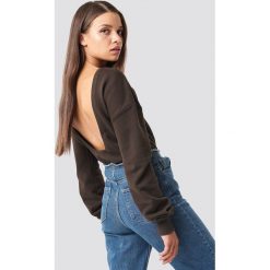 NA-KD Basic Sweter z głębokim dekoltem z tyłu - Brown. Brązowe swetry damskie marki NA-KD Basic, bez wzorów, bez rękawów, bez kaptura. W wyprzedaży za 30,47 zł.