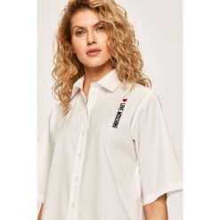 Love Moschino - Koszula. Białe bluzki damskie Love Moschino, s, z aplikacjami, z elastanu, klasyczne, z klasycznym kołnierzykiem, z długim rękawem. Za 699,90 zł.