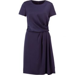 Young Couture by Barbara Schwarzer Sukienka letnia navy. Niebieskie sukienki damskie letnie marki Young Couture by Barbara Schwarzer, z poliesteru. W wyprzedaży za 431,40 zł.