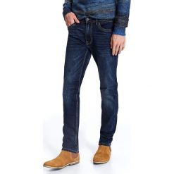Spodnie denimowe o klasycznym kolorze dopasowane. Spodnie męskie Top Secret, na co dzień, s, bez wzorów, z jeansu, eleganckie. Za 129,99 zł.