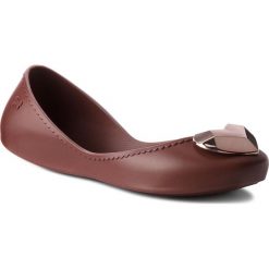 Baleriny ZAXY - Start Romance III Fem 82531 Burgund 01187 BB285011 02064. Czerwone baleriny damskie Zaxy, bez wzorów, z tworzywa sztucznego, bez obcasa, bez zapięcia. W wyprzedaży za 129,00 zł.