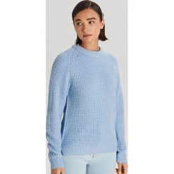 Sweter o drobnym splocie - Niebieski. Niebieskie swetry damskie Cropp, s, bez wzorów, ze splotem, bez rękawów, bez kaptura. Za 59,99 zł.