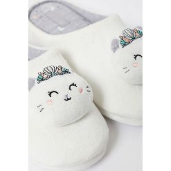 Etam - Kapcie Gatita. Białe kapcie damskie Etam, z gumy. W wyprzedaży za 59,90 zł.