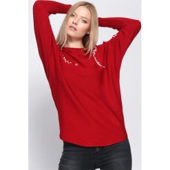 Bordowy Sweter Whereabouts. Czerwone bez kategorii Born2be, m, z aplikacjami. Za 59,99 zł.