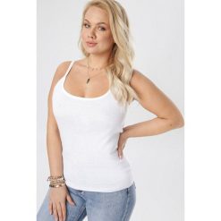 Biały Top Amaria. Białe bluzki damskie Born2be, xl, bez wzorów, bez kołnierzyka, bez rękawów. W wyprzedaży za 19,99 zł.