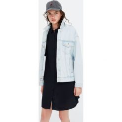 Czarna sukienka koszulowa. Sukienki małe czarne Pull&Bear, z koszulowym kołnierzykiem, z krótkim rękawem, koszulowe. Za 89,90 zł.