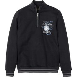 Bluza ze stójką bonprix czarny. Czarne bluzy męskie bonprix, s, z nadrukiem, ze stójką, bez rękawów, bez kaptura. Za 109,99 zł.