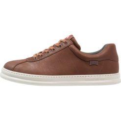 Camper RUNNER Sneakersy niskie medium brown. Pomarańczowe sneakersy męskie marki Camper, bez wzorów, ze skóry, bez zapięcia. W wyprzedaży za 391,20 zł.