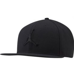 Jordan Air Pro Jumpman Snapback AR2118-011. Czarne czapki męskie Jordan, bez wzorów, z poliesteru. W wyprzedaży za 109,99 zł.