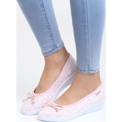 Różowe Koturny Dollar Dream. Różowe koturny damskie Born2be, w kwiaty, bez obcasa, na koturnie. Za 29,99 zł.
