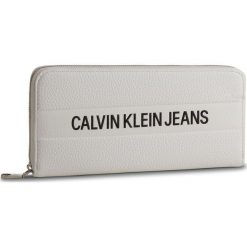 Duży Portfel Damski CALVIN KLEIN JEANS - Logo Banner Large Ziparound K40K400840 102. Białe portfele damskie marki Calvin Klein Jeans, bez wzorów, z jeansu. Za 299,00 zł.
