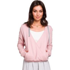 Bluza z kapturem i przodem na zakładke - pudrowa. Bluzy damskie BE, s, bez wzorów, z bawełny, bez rękawów, z kapturem. W wyprzedaży za 179,00 zł.