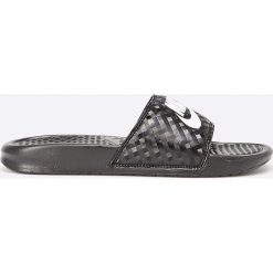 Nike Sportswear - Klapki Benassi JDI. Czarne klapki damskie Nike Sportswear, bez wzorów, z materiału, bez obcasa. W wyprzedaży za 69,90 zł.