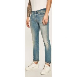Levi's - Jeansy 511. Czerwone jeansy męskie Levi's®, s, bez wzorów, z obniżonym stanem. W wyprzedaży za 369,90 zł.