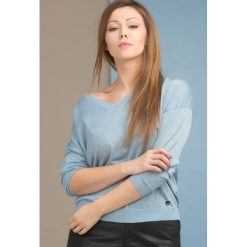 Sweter z połyskującą nitką. Szare swetry damskie Monnari, na lato, bez wzorów, z wiskozy, z długim rękawem, długie, bez kaptura. Za 79,50 zł.