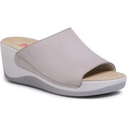 Klapki BERKEMANN - Saphira 01200 Grau 980. Szare klapki damskie Berkemann, bez wzorów, ze skóry, bez obcasa, na koturnie. Za 389,00 zł.