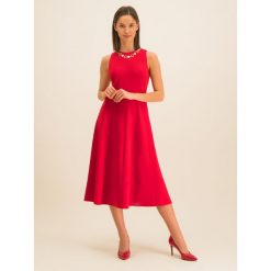 Sukienka koktajlowa DKNY DD9J1239. Czerwone sukienki damskie DKNY, bez wzorów, z elastanu, wizytowe, bez kołnierzyka, bez rękawów. W wyprzedaży za 479,00 zł.