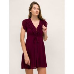 Sukienka koktajlowa TwinSet Georgette 192TT2071. Czerwone sukienki damskie Twinset, bez wzorów, z poliesteru, wizytowe, bez kołnierzyka, bez rękawów. W wyprzedaży za 549,00 zł.
