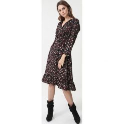Czarna Sukienka Bardon. Czarne sukienki damskie Born2be, s, w kwiaty, z tkaniny, bez kołnierzyka, bez rękawów, długie, midi, rozkloszowane. Za 119,99 zł.