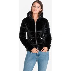 Guess Teoma Kurtka Czarny. Czarne kurtki damskie Guess, na jesień, xs, z aplikacjami, z poliesteru. Za 702,95 zł.
