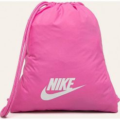 Nike Sportswear - Plecak. Czerwone plecaki damskie Nike Sportswear, z nadrukiem, z poliesteru. Za 79,90 zł.