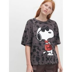 T-shirt z aplikacją Snoopy -. T-shirty damskie Reserved, s, z aplikacjami, bez kołnierzyka. Za 49,99 zł.
