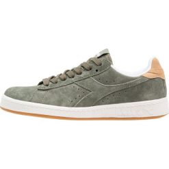 Diadora GAME LOW S Tenisówki i Trampki olivine/sand. Zielone tenisówki damskie marki Diadora, z tworzywa sztucznego. W wyprzedaży za 356,15 zł.