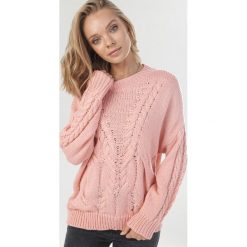 Jasnoróżowy Sweter Glynleth. Różowe swetry damskie Born2be, s, bez wzorów, bez rękawów, bez kaptura. Za 149,99 zł.