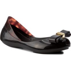 Baleriny MELISSA - Mel Queen III Inf 31879 Black/Tortoise 31879. Czarne baleriny damskie z kokardą marki Melissa, z tworzywa sztucznego. W wyprzedaży za 149,00 zł.