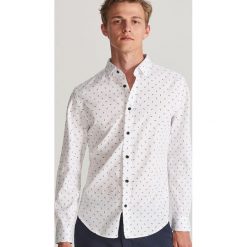 Koszula regular fit z mikroprintem - Biały. Białe koszule męskie Reserved, s, bez wzorów, bez kołnierzyka, bez rękawów. Za 99,99 zł.
