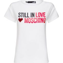 T-shirt LOVE MOSCHINO Biały. Białe t-shirty damskie marki Love Moschino, z nadrukiem, z dzianiny, z okrągłym kołnierzem. Za 336,00 zł.
